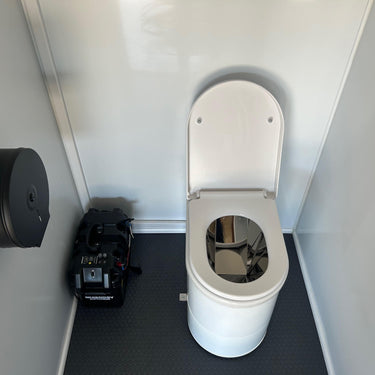 Single Portable Restroom with Waterless Incinerating Toilet